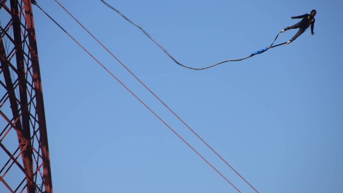 Actividad de salto de goming en el Puente Bizkaia