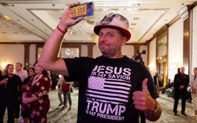Un seguidor de Trump en Scottsdale, Arizona. Un seguidor de Trump en Scottsdale, Arizona.