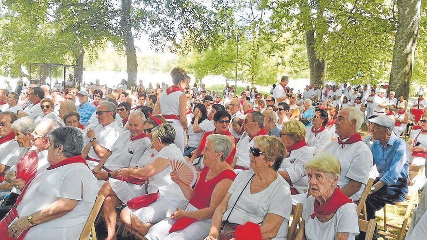 Los conciertos a la sombra en el parque de Los Llanos son un remanso en el vendaval las fiestas.