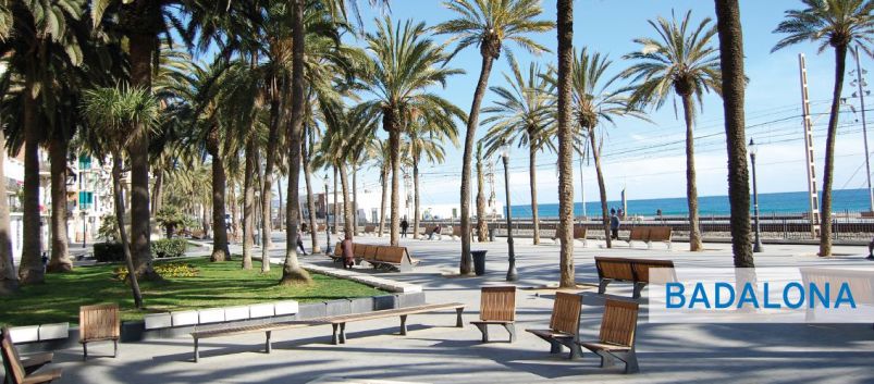 Bajando del Carrer del Mar hacia la izquierda, se conoce como la Rambla y es la zona de paseo por excelencia, repleta de bares de copas y terrazas.