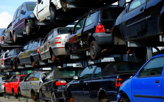 Varios coches preparados para ser desguazados.