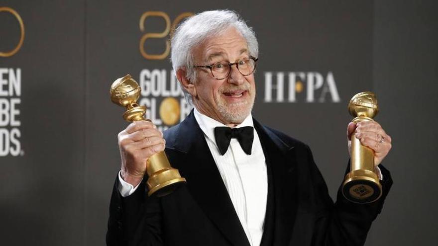 Steven Spielberg posa con las dos estatuillas conseguidas en la gala de los Globos de Oro.