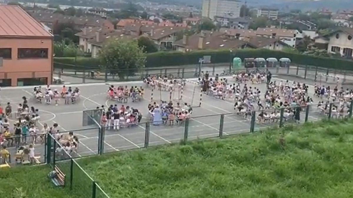 Los alumnos del colegio público Talaia de Hondarribia dando clase en el patio