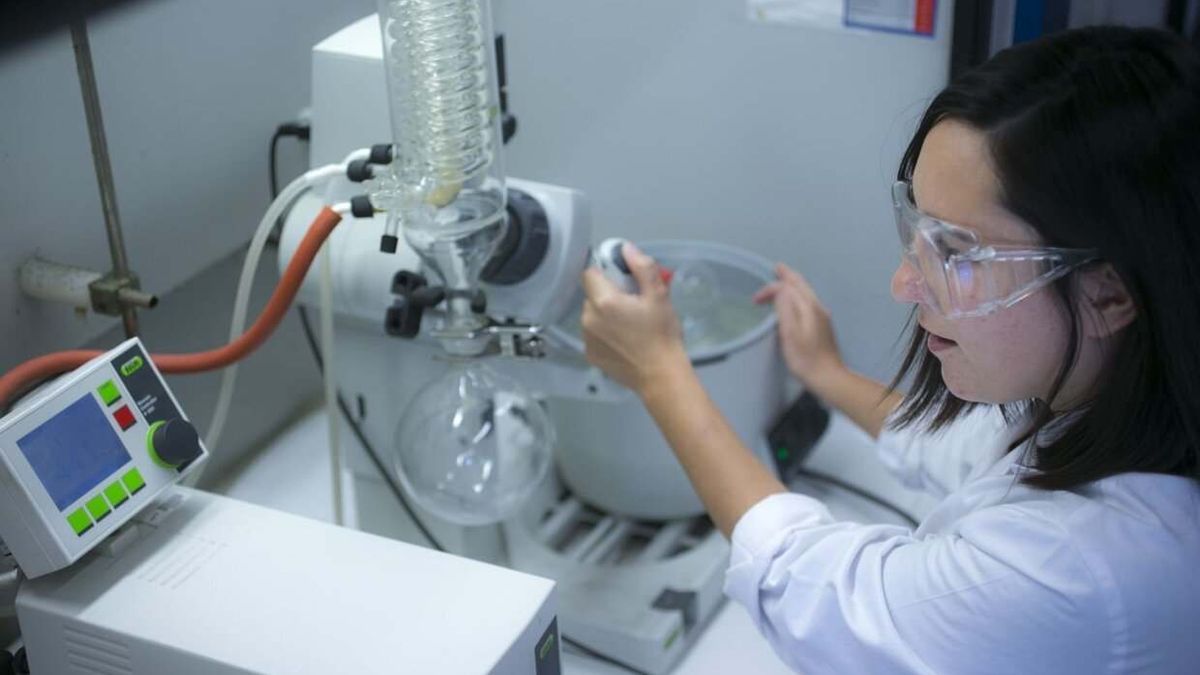 Una mujer trabaja en un laboratorio de Química.