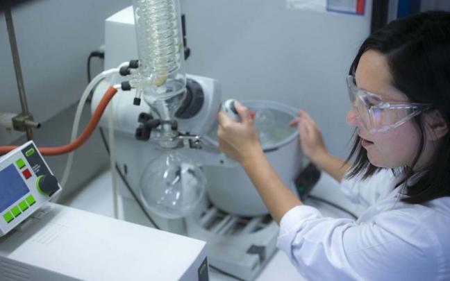 Una mujer trabaja en un laboratorio de Química. Una mujer trabaja en un laboratorio de Química.