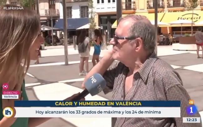 La reportera, Ana Prada, intentando hablar sobre el calor con un paseante.