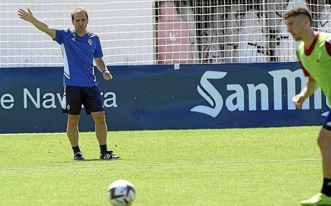 Jagoba Arrasate, en el entrenamiento matinal de ayer en Tajonar. Jagoba Arrasate, en el entrenamiento matinal de ayer en Tajonar.