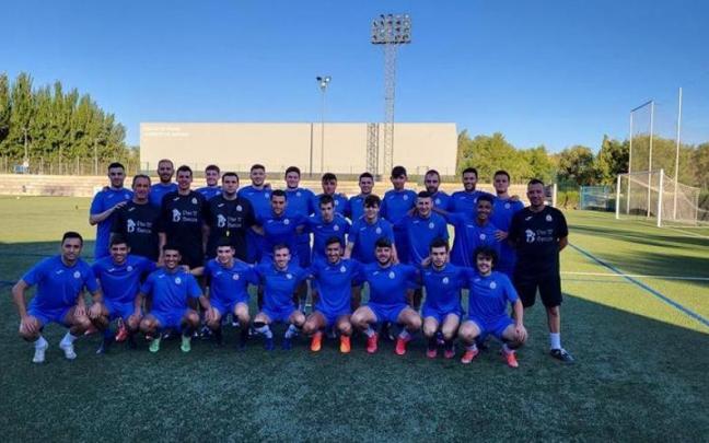 La plantilla del Azkoyen, con el anterior cuerpo técnico, en un entrenamiento de pretemporada