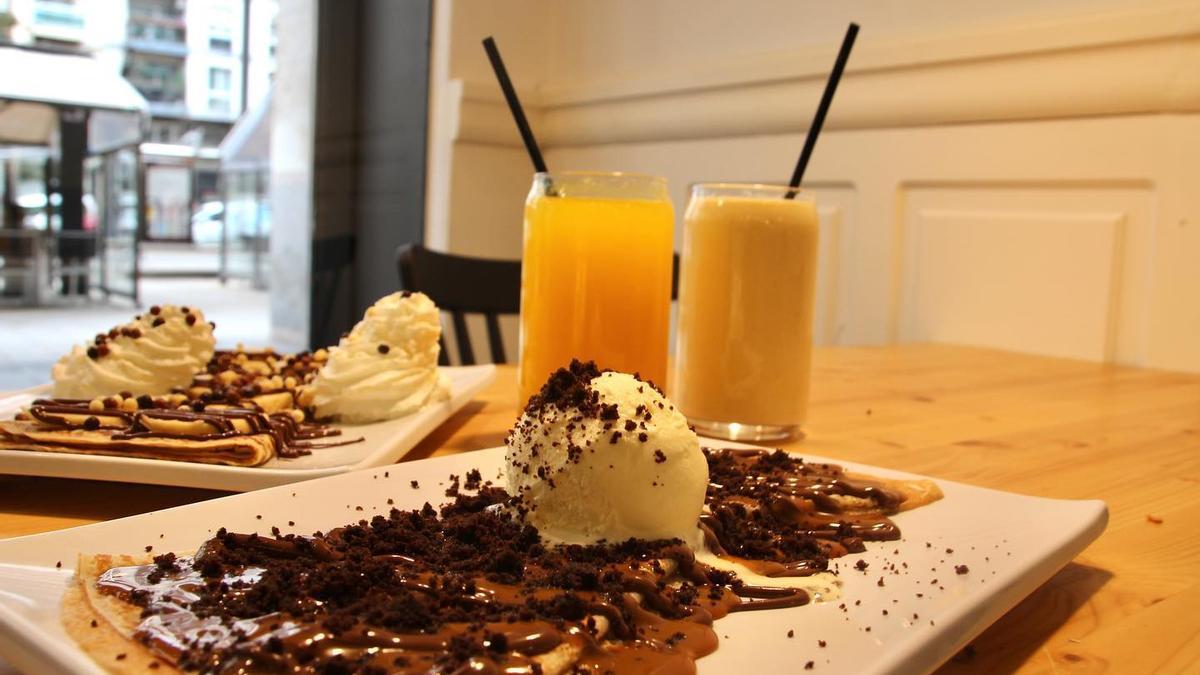 Imagen del interior del local Crepecatessen de Logroño, con su oferta de crepes y batidos.