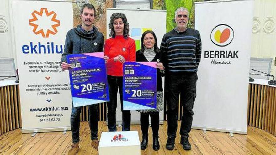 Representantes del Ayuntamiento, de Berriak y de Ekhilur en la presentación de la campaña.