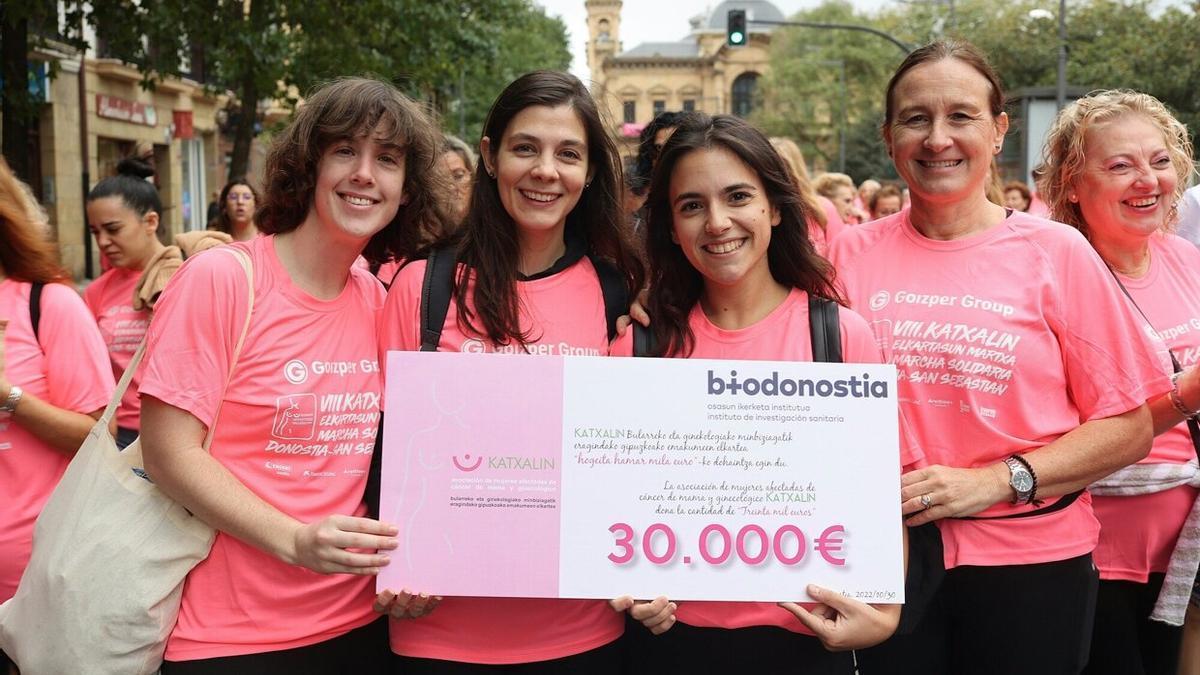 Paloma, Florencia, Sara e Itziar, investigadoras de BioDonostia, en la marcha solidaria.