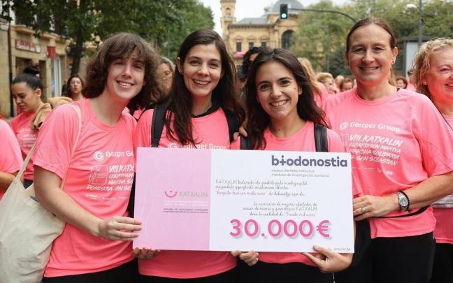 Paloma, Florencia, Sara e Itziar, investigadoras de BioDonostia, en la marcha solidaria.