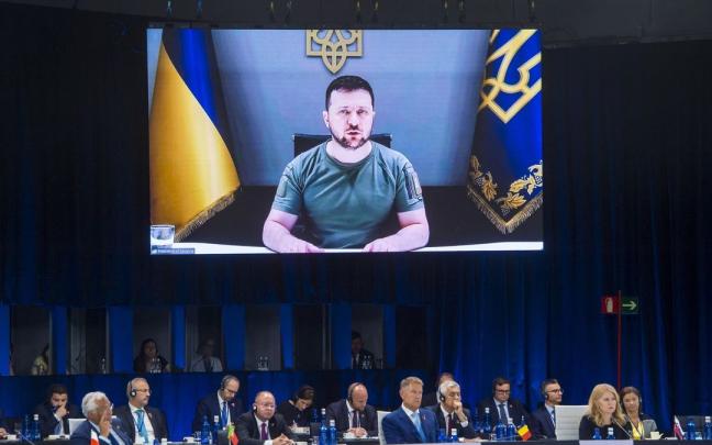 Zelenski comparece por videoconferencia en la cumbre de la OTAN.