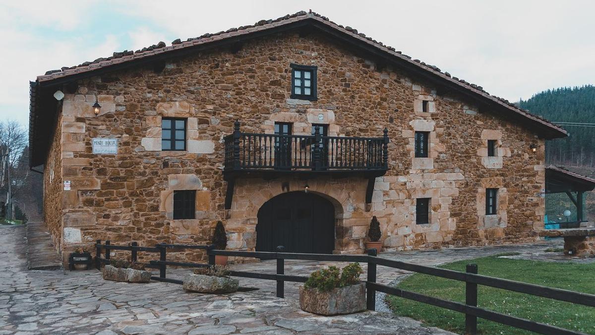 El caserío del restaurante y hotel Mendigoikoa.
