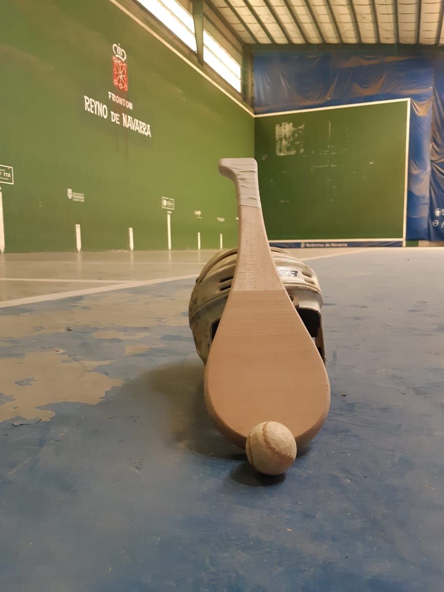 Una paleta, con su pelota y el casco protector, en el frontón de Rosario.