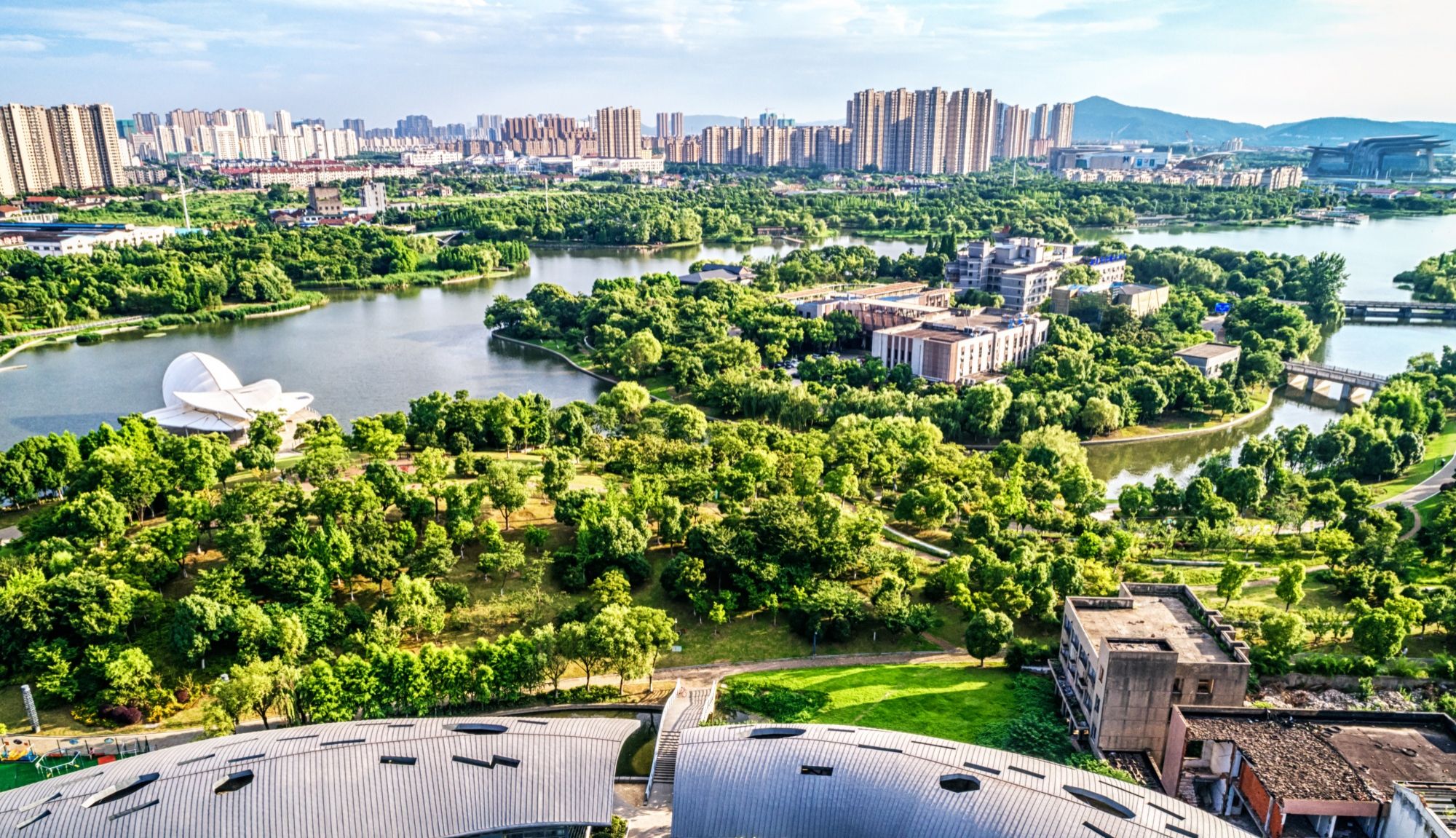 Vista aérea de una ciudad con amplias zonas verdes.