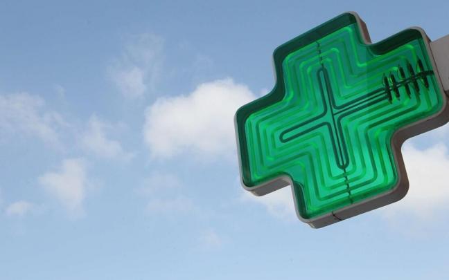 Imagen de archivo de una cruz verde de una farmacia.