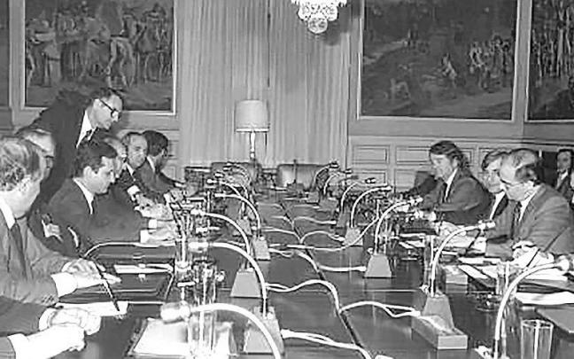 Una de las reuniones de negociación. A la derecha, en primer plano, sentado, Arbeloa. Tras él, Arza, Urralburu y Moscoso. | FOTOS: G. DE NAVARRA Una de las reuniones de negociación. A la derecha, en primer plano, sentado, Arbeloa. Tras él, Arza, Urralburu y Moscoso. | FOTOS: G. DE NAVARRA