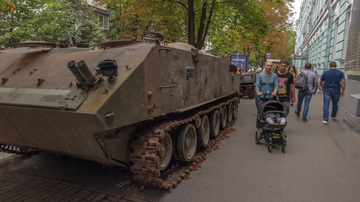 Varias personas pasan junto a un tanque en Kiev.