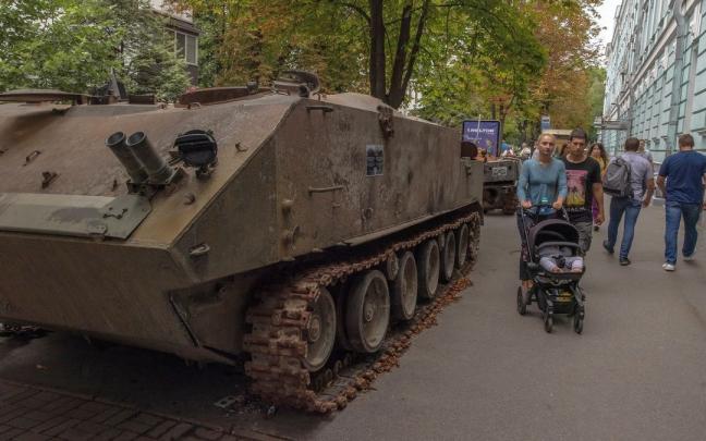 Varias personas pasan junto a un tanque en Kiev.
