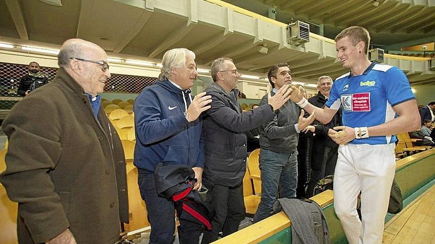 Jon Mariezkurrena, saludando a Domenicali y a Ezpeleta.