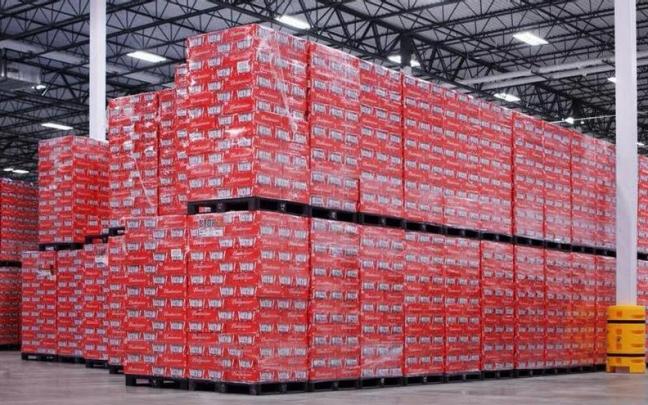 Parte de las cervezas que Budweiser había llevado a Qatar y que entregará al equipo ganador. Parte de las cervezas que Budweiser había llevado a Qatar y que entregará al equipo ganador.