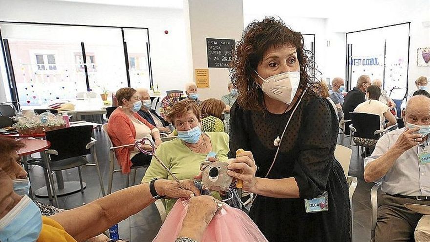 Olga Arcelus, técnica del Centro Municipal de Mayores de Burlada, acompaña a los participantes de la actividad colaborativa con la asociación de Síndrome de Down.