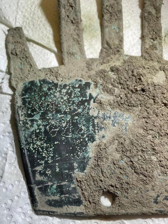 La Mano de Irulegi, durante el proceso de limpieza.
