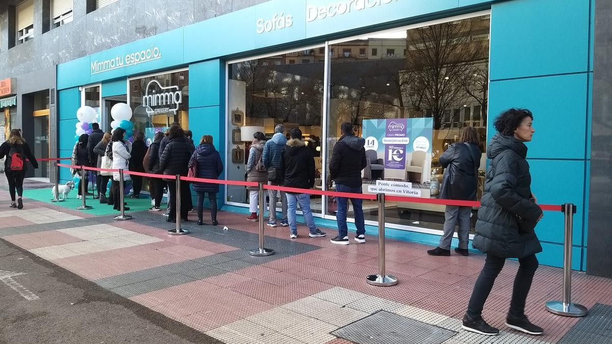 Las puertas de la nueva tienda de Mimma Gallery en la Avenida Gasteiz amanecen con colas por una atractiva promoción