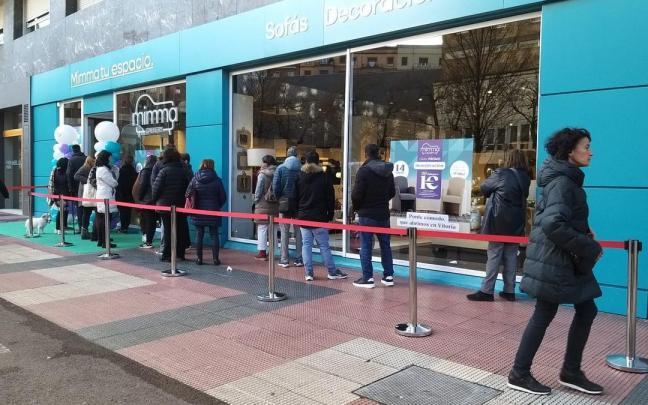 Las puertas de la nueva tienda de Mimma Gallery en la Avenida Gasteiz amanecen con colas por una atractiva promoción
