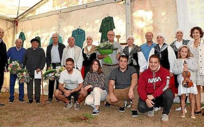 Sallobente elkarteko sortzaileak eta bazkide berriak, larunbatean jaso zuten omenaldian. | ARGAZKIA: BARREN.EUS