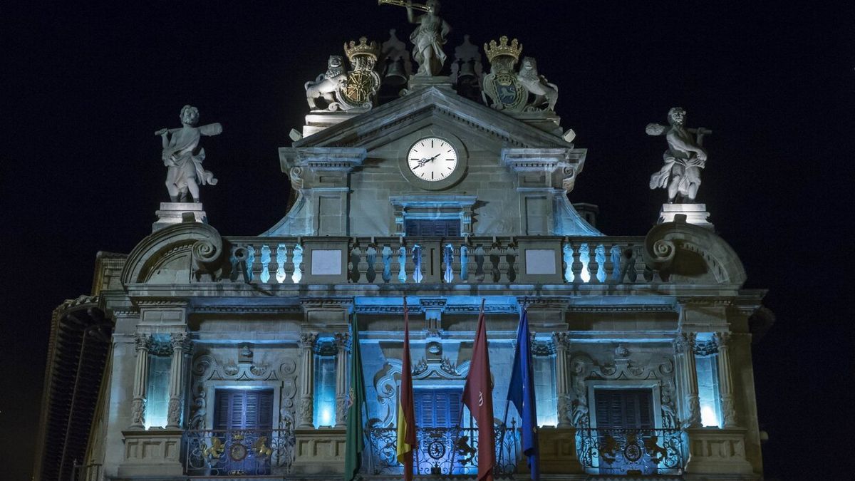 Iluminación en azul de la fachada del Ayuntamiento con motivo del Día Mundial contra la Neumonía