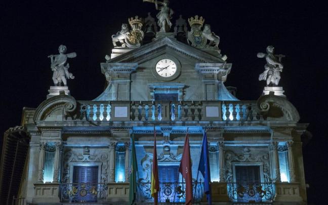 Iluminación en azul de la fachada del Ayuntamiento con motivo del Día Mundial contra la Neumonía Iluminación en azul de la fachada del Ayuntamiento con motivo del Día Mundial contra la Neumonía