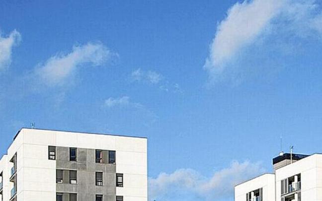 Bloques de viviendas en Avenida de Los Huetos. | FOTO: JORGE MU&Ntilde;OZ