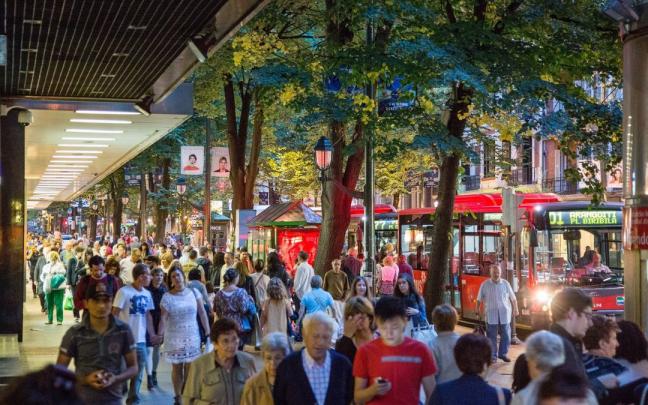 Ciudadanos en una calle de Bilbao (Bizkaia).