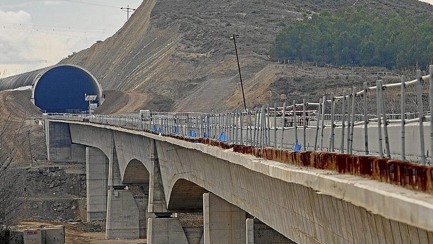 Obras del ‘falso túnel’ de El Montico, la forma que Adif tiene de integrar el TAV en el terreno. | FOTO: PATXI CASCANTE