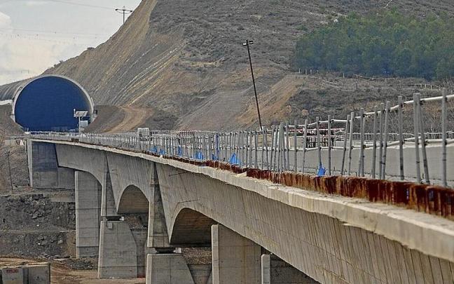 Obras del ‘falso túnel’ de El Montico, la forma que Adif tiene de integrar el TAV en el terreno. | FOTO: PATXI CASCANTE Obras del ‘falso túnel’ de El Montico, la forma que Adif tiene de integrar el TAV en el terreno. | FOTO: PATXI CASCANTE