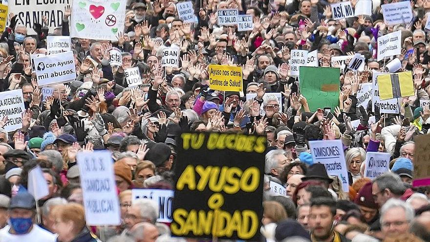 Los manifestantes han vuelto a salir a la calle tras el parón de Navidad, al grito de ‘Ayuso dimisión’. | FOTO: EFE