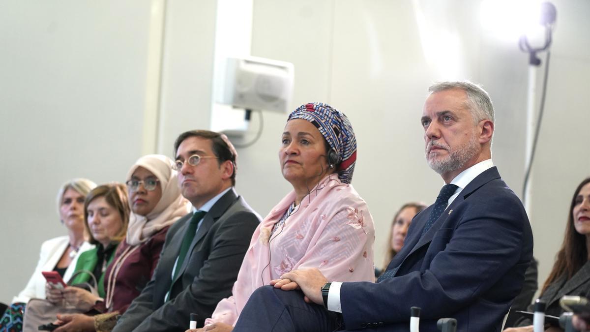 Iñigo Urkullu junto a la vicesecratarioa general de Naciones Unidas, Amina J. Mohammed, y José Manuel Albares.