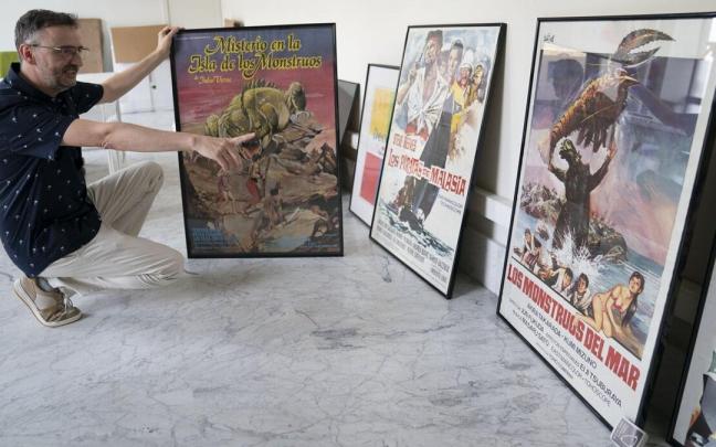 Josemi Beltrán exhibe algunos de los carteles de películas con temática marina que se expondrán en la ganbara del Euskal Itsas Museoa. Josemi Beltrán exhibe algunos de los carteles de películas con temática marina que se expondrán en la ganbara del Euskal Itsas Museoa.