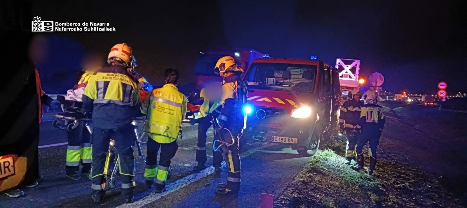 Efectivos de Bomberos auxilian al herido.