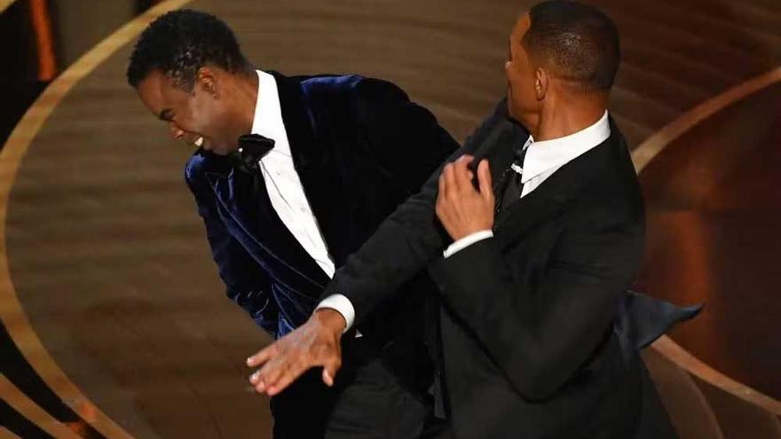 Will Smith abofetea a Chris Rock en la gala de los Oscars.