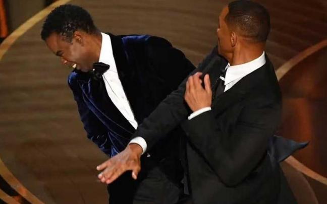 Will Smith abofetea a Chris Rock en la gala de los Oscars. Will Smith abofetea a Chris Rock en la gala de los Oscars.