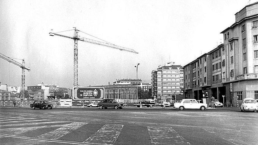 Calle de Yanguas y Miranda y plaza de los Txistus, 1975 | FOTO: DE ARAZURI, J.J. “PAMPLONA, CALLES Y BARRIOS”