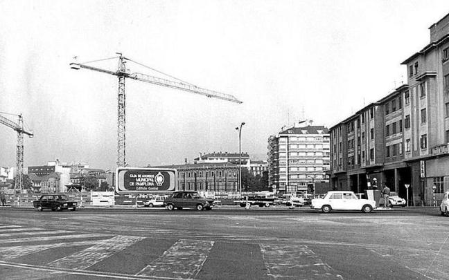 Calle de Yanguas y Miranda y plaza de los Txistus, 1975 | FOTO: DE ARAZURI, J.J. “PAMPLONA, CALLES Y BARRIOS”