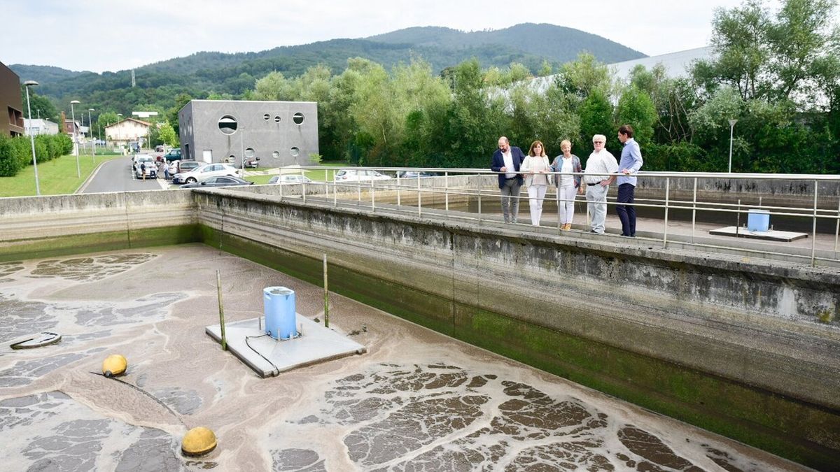 La consejera vasca de Desarrollo Económico, Sostenibilidad y Medio Ambiente, Arantza Tapia, junto con otros representates institucionales, en la EDAR de Aduna