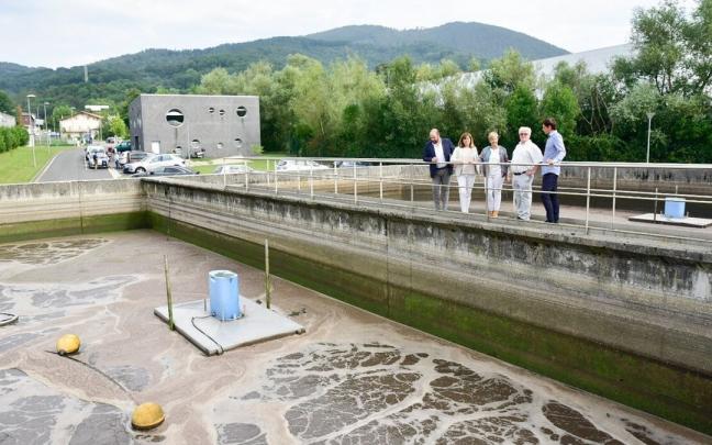 La consejera vasca de Desarrollo Económico, Sostenibilidad y Medio Ambiente, Arantza Tapia, junto con otros representates institucionales, en la EDAR de Aduna La consejera vasca de Desarrollo Económico, Sostenibilidad y Medio Ambiente, Arantza Tapia, junto con otros representates institucionales, en la EDAR de Aduna