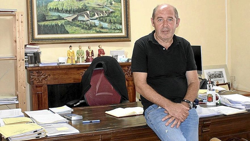 El alcalde agoizko, Ángel Martín Unzué, aparcará su mesa de trabajo durante las fiestas. | FOTO: M.Z.E