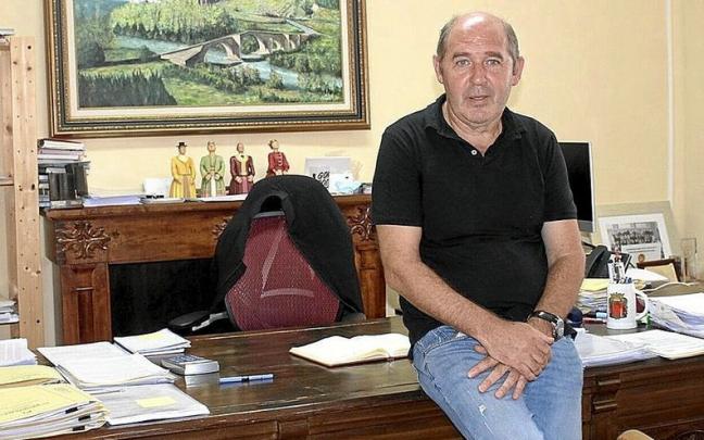 El alcalde agoizko, Ángel Martín Unzué, aparcará su mesa de trabajo durante las fiestas. | FOTO: M.Z.E El alcalde agoizko, Ángel Martín Unzué, aparcará su mesa de trabajo durante las fiestas. | FOTO: M.Z.E