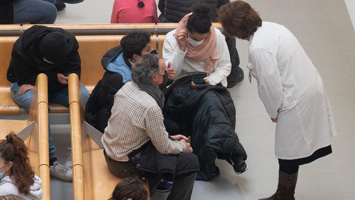 Pacientes en las consultas de Príncipe de Viana durante la huelga de médicos.